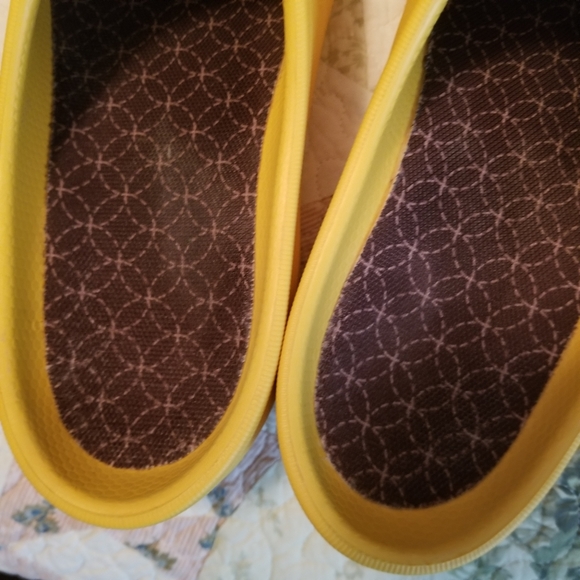 🌻 Crocs Clogs - Picture 8 of 9